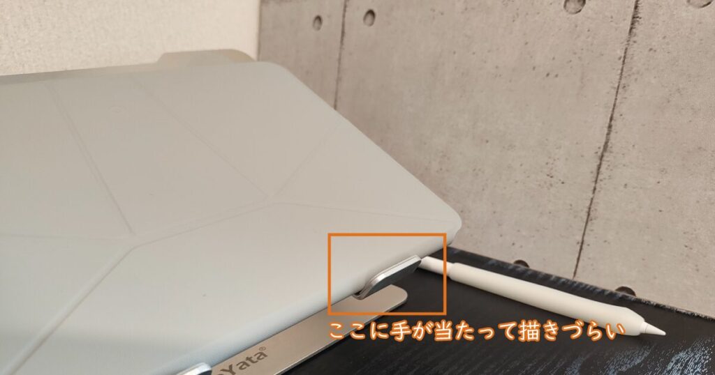 BoYataのPCスタンドだと手が当たってイラストが描きづらい